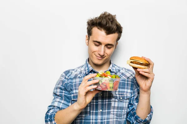 Fast food contro concetto di insalata — Foto Stock