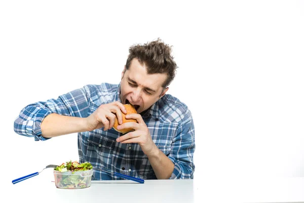 Fast food contro concetto di insalata — Foto Stock