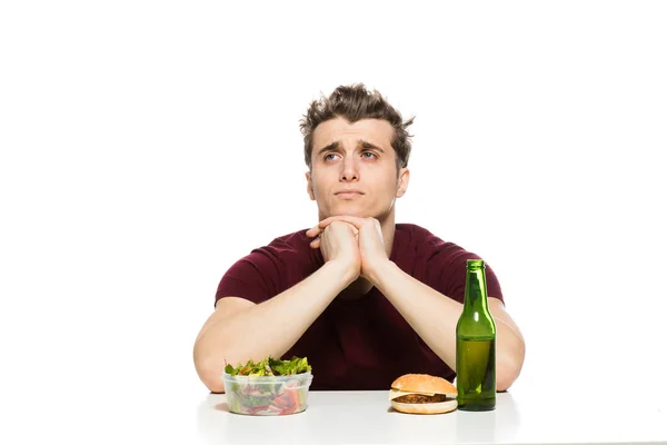 Estilo de vida saludable versus no saludable, hombre con ensalada, hamburguesa y — Foto de Stock