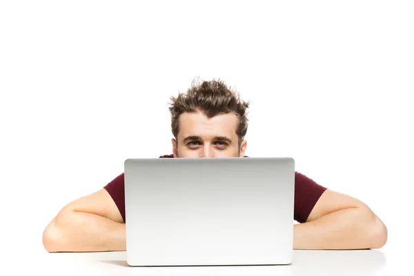 Mężczyzna z laptopem izolowane na białym — Zdjęcie stockowe