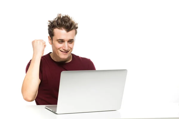 Mann mit Laptop isoliert auf weißem Grund — Stockfoto