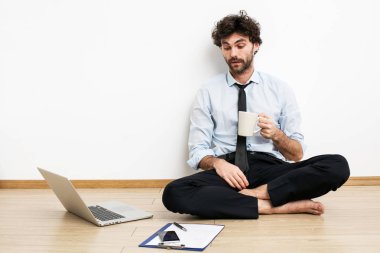 yerdeki yalınayak işadamı