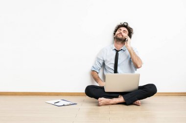 yerdeki yalınayak işadamı