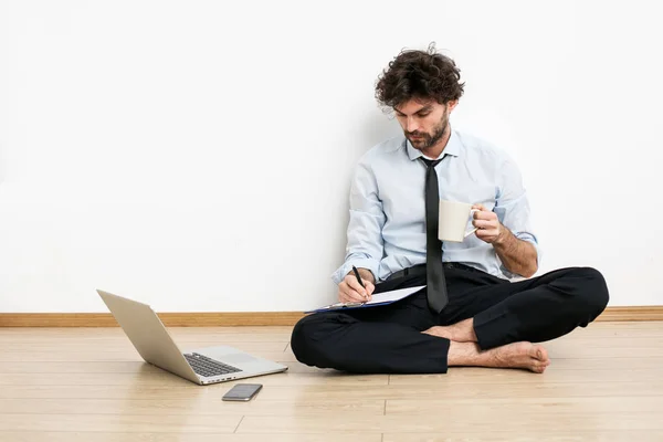 Uomo d'affari scalzo sul pavimento — Foto Stock