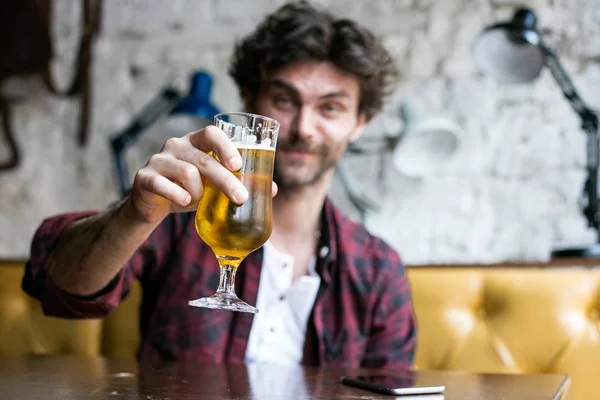 Ανδρών έχοντας μπίρα σε μια παμπ — Φωτογραφία Αρχείου
