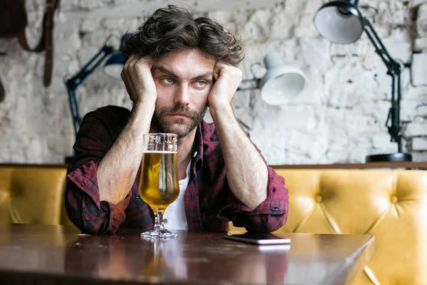 Hombres tomando cerveza en un pub — Foto de Stock