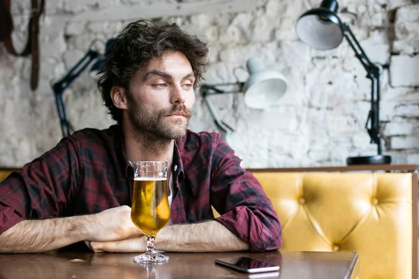 Hombres tomando cerveza en un pub — Foto de Stock