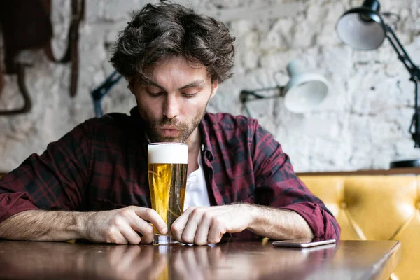 Män som har öl på en pub — Stockfoto