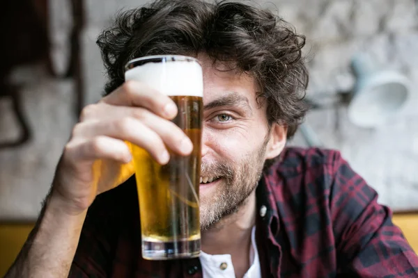 Hombres tomando cerveza en un pub — Foto de Stock