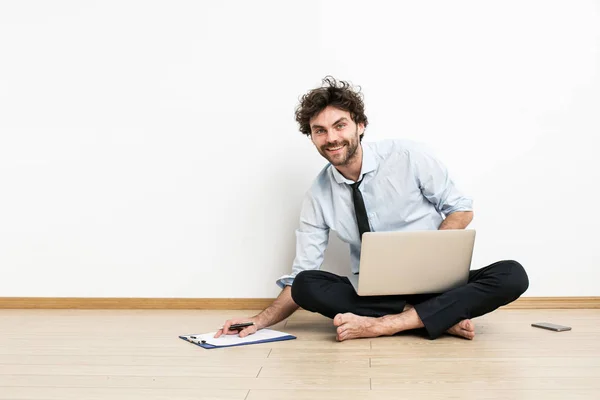 Uomo d'affari scalzo sul pavimento — Foto Stock