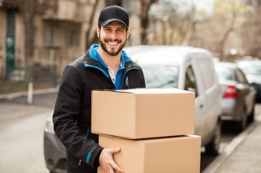 teslimatçı elinde karton ile