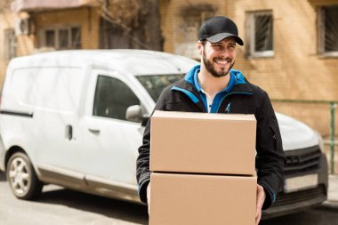 teslimatçı elinde karton ile