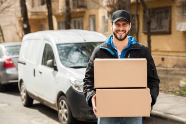 teslimatçı elinde karton ile