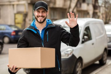 teslimatçı elinde karton ile