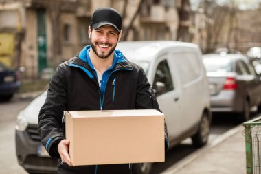 teslimatçı elinde karton ile