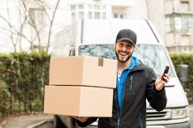 teslimatçı elinde karton ile