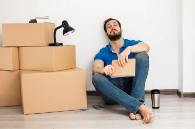 kutu ambalaj ile yerde yatan adam 