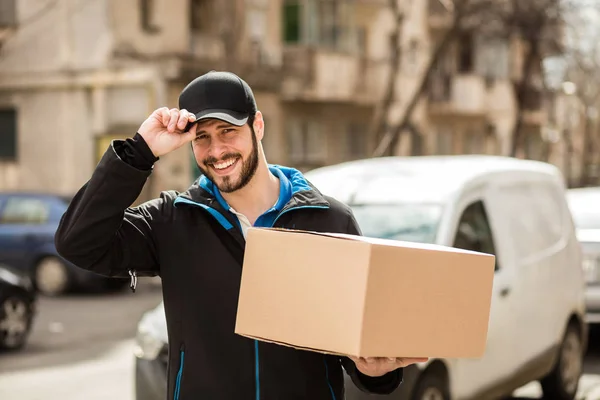 Leverans mannen med kartong i händer — Stockfoto