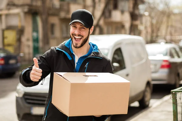 Leverans mannen med kartong i händer — Stockfoto