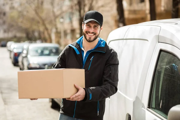 teslimatçı elinde karton ile