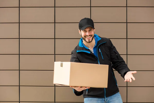 Delivery man with cardboard in hands — Stock Photo, Image