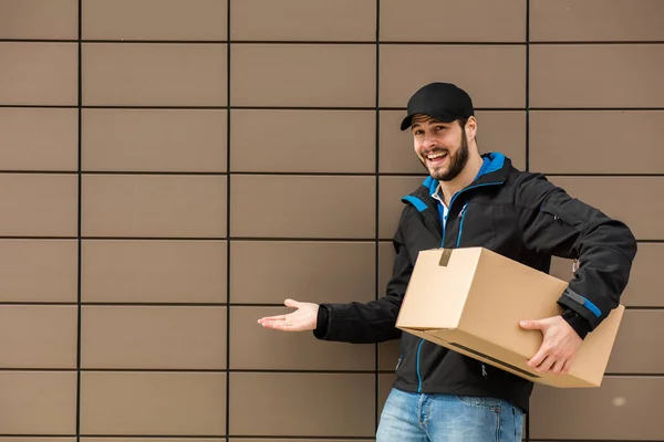 Zusteller mit Karton in der Hand — Stockfoto