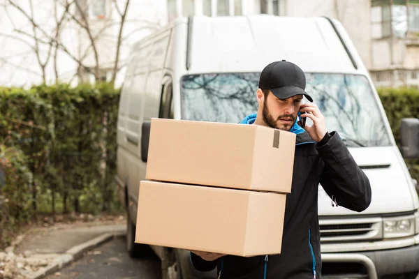Delivery man with cardboard in hands — Stock Photo, Image