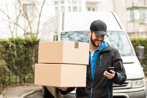 teslimatçı elinde karton ile