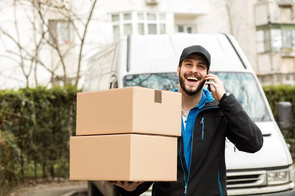 Leverans mannen med kartong i händer — Stockfoto