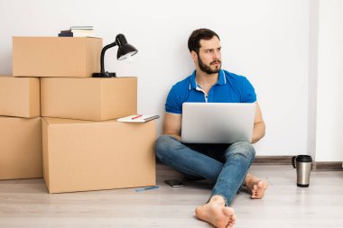 kutu ambalaj ile yerde yatan adam 