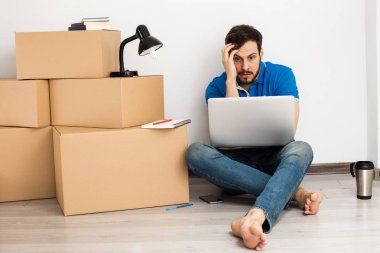 kutu ambalaj ile yerde yatan adam 