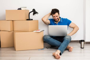 kutu ambalaj ile yerde yatan adam 