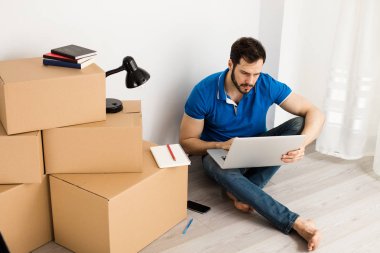 kutu ambalaj ile yerde yatan adam 