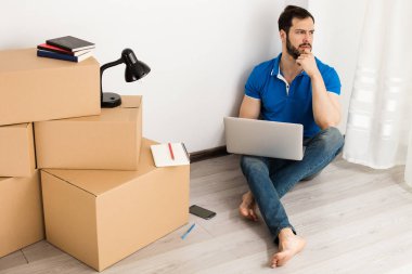 kutu ambalaj ile yerde yatan adam 