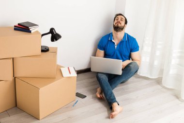 kutu ambalaj ile yerde yatan adam 