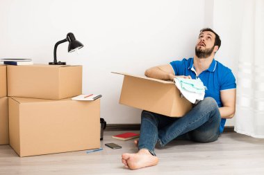 kutu ambalaj ile yerde yatan adam 