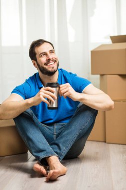 arkasında kutu ambalaj ile yerde yatan adam