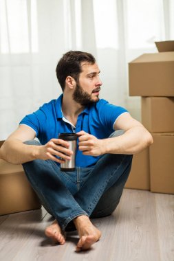 arkasında kutu ambalaj ile yerde yatan adam