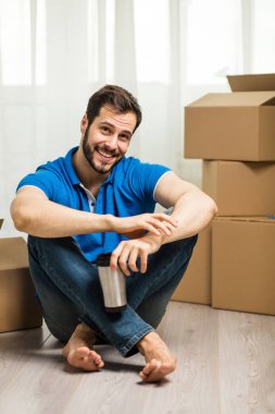 arkasında kutu ambalaj ile yerde yatan adam