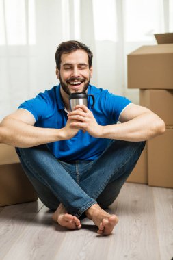 arkasında kutu ambalaj ile yerde yatan adam