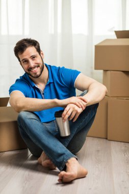 arkasında kutu ambalaj ile yerde yatan adam