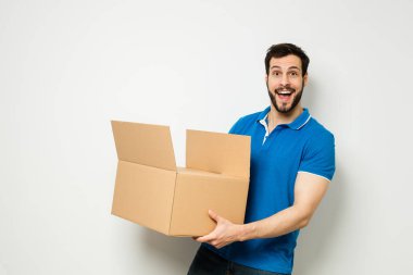 onun kollarında bir karton kutu ile genç adam