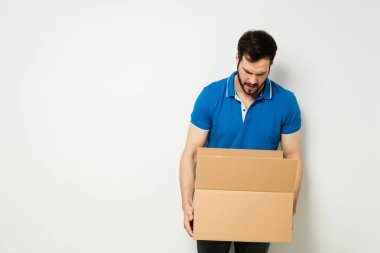 onun kollarında bir karton kutu ile genç adam