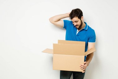 onun kollarında bir karton kutu ile genç adam