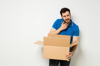 onun kollarında bir karton kutu ile genç adam