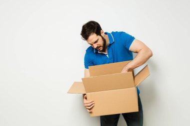 onun kollarında bir karton kutu ile genç adam