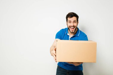 onun kollarında bir karton kutu ile genç adam