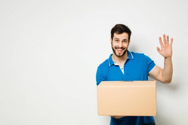 onun kollarında bir karton kutu ile genç adam