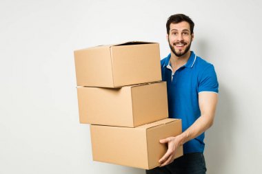 onun kollarında bir karton kutu ile genç adam