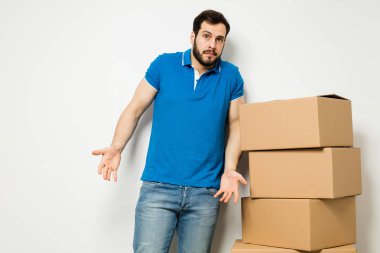 onun kollarında bir karton kutu ile genç adam
